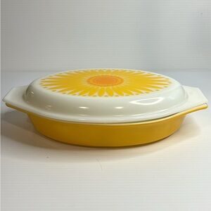 1960’s Pyrex Daisy Divided Dish. 1.5 qt